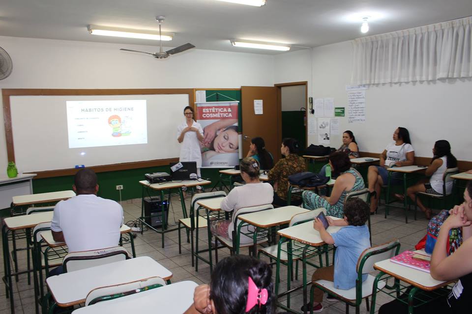 Egressa de Estética da Faculdade Unicampo ministra palestra para alunos do Colégio Antônio Teodoro de Oliveira