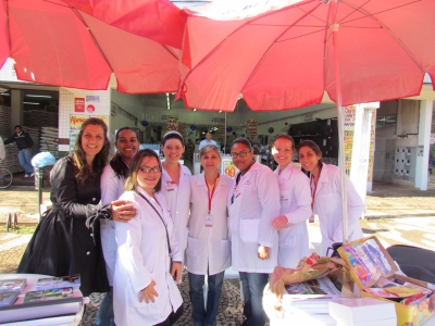 Acadêmicos de enfermagem participam da Campanha Dia dos Namorados