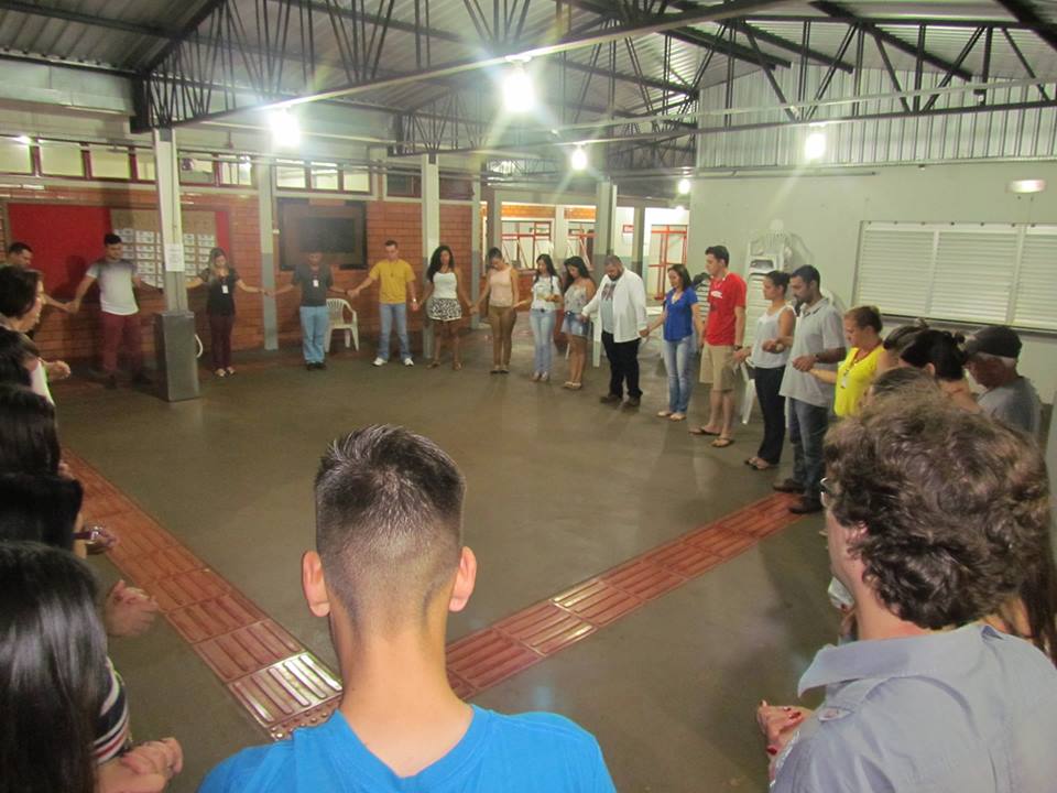 Acadêmicos e professores da Faculdade Unicampo prestam homenagens às vítimas da queda do avião da chapecoense