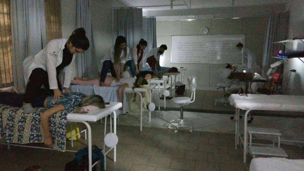 Acadêmicas de Estética e Cosmética da Faculdade Unicampo participam de aula diferenciada