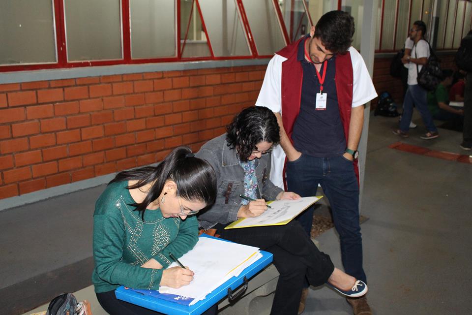 Acadêmicos de arquitetura participam de aula prática