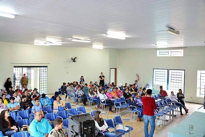 Coordenador do curso de Psicologia da Unicampo ministra palestra para alunos de Farol