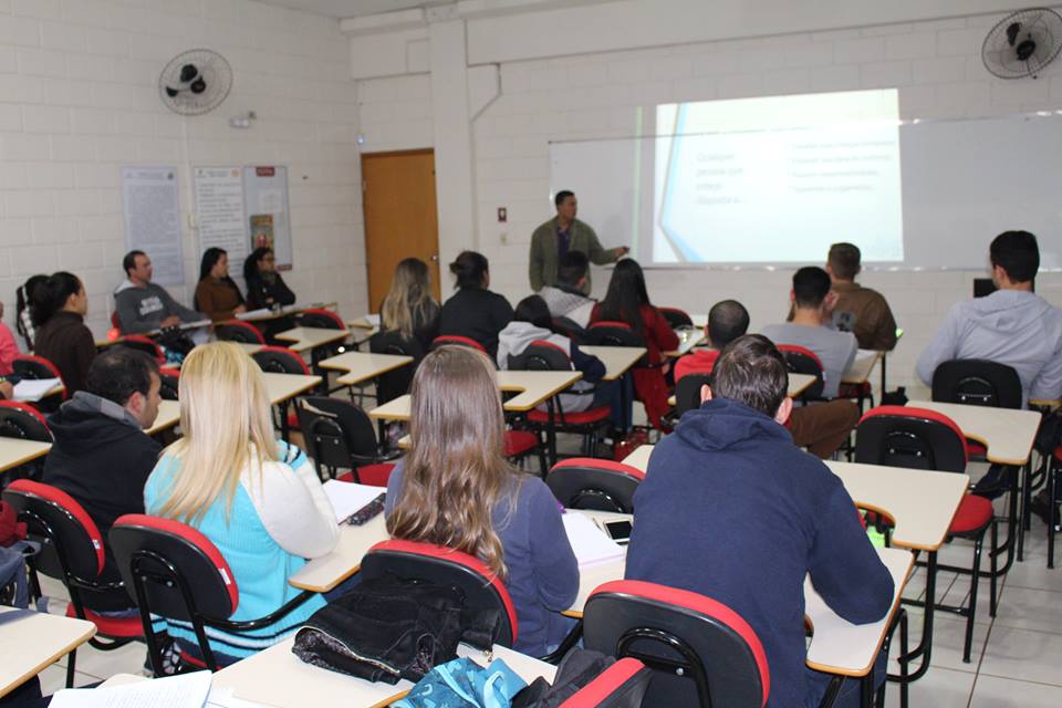 Acadêmicos de Gestão da Unicampo participam de palestra sobre Coaching e competência de lideranças