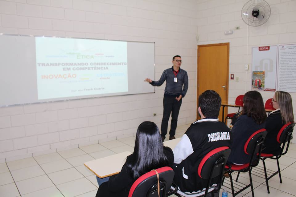 Palestra “Transformando conhecimento em competência” beneficia egressos do curso de Psicologia