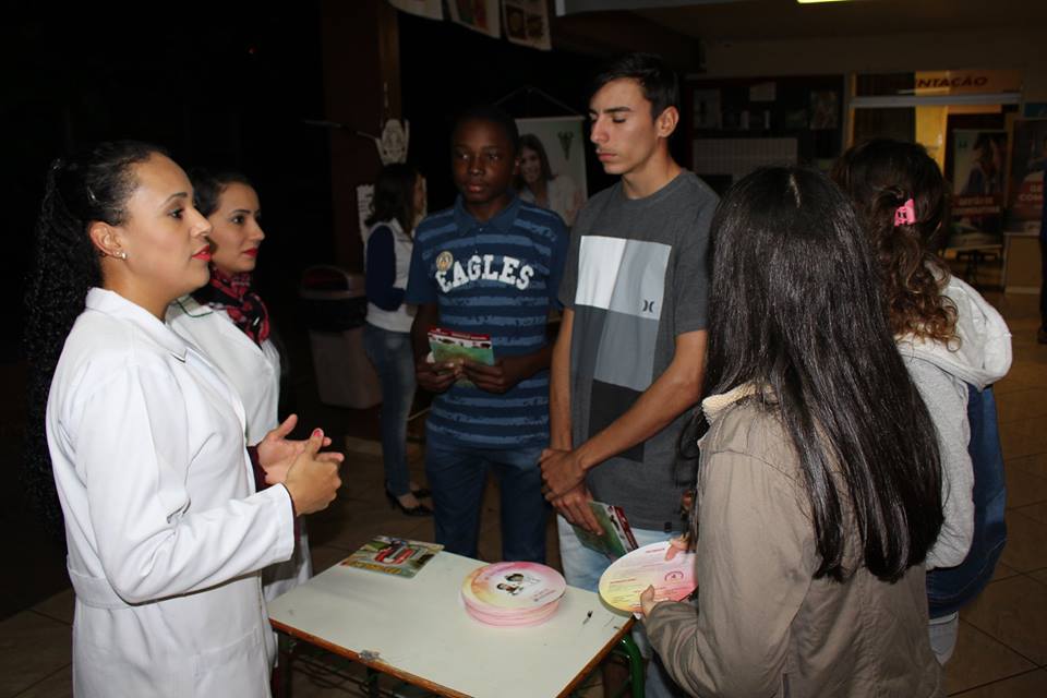 Acadêmicos de Psicologia da Faculdade Unicampo promovem Feira das Profissões no Colégio Unidade Polo
