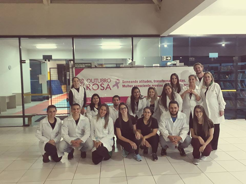 Acadêmicos de Fisioterapia participam de Ação do Outubro Rosa