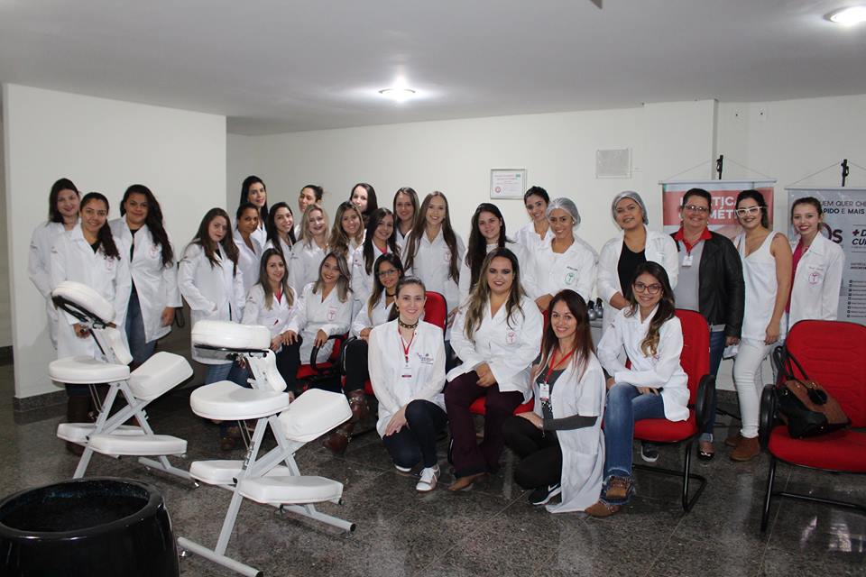 Acadêmicas de Estética da Faculdade Unicampo realizam atendimento na Unimed