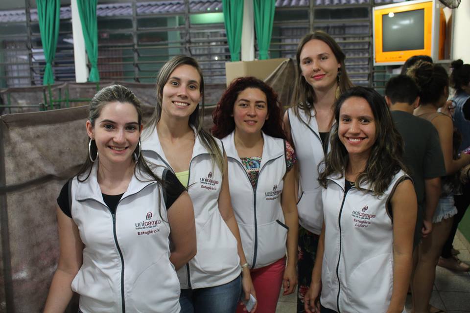 Acadêmicas de Psicologia apresentam trabalho sobre a Construção Histórica da Família para alunos e professores do Colégio Antônio Teodoro de Oliveira