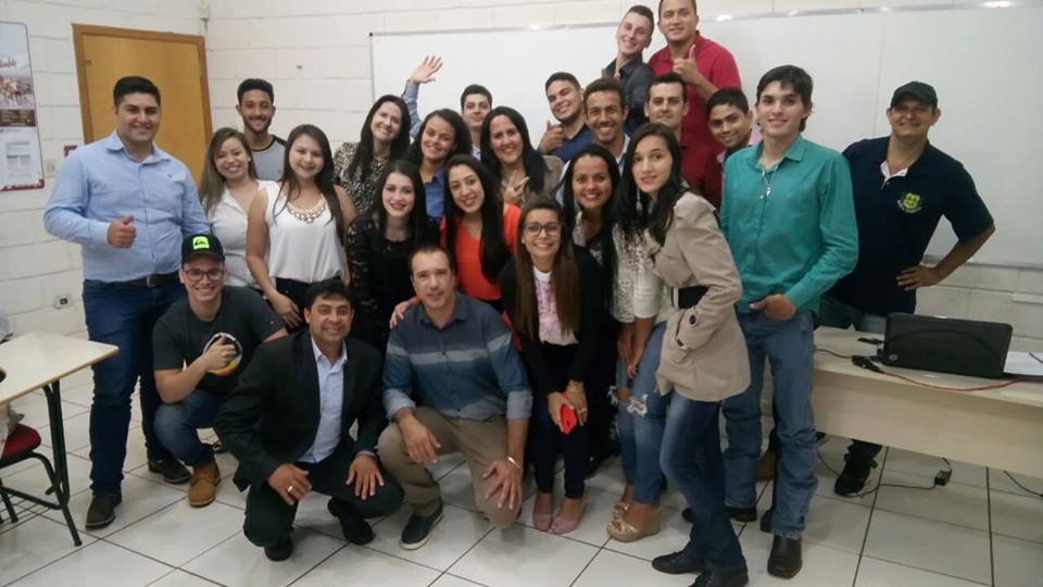 Acadêmicos do Curso de Gestão de Cooperativas apresentam artigo de conclusão de curso.