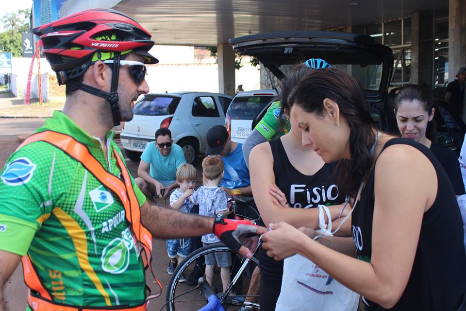 Acadêmicos de Fisioterapia realizam atendimentos em atletas da prova de Ciclismo Audax 200Km
