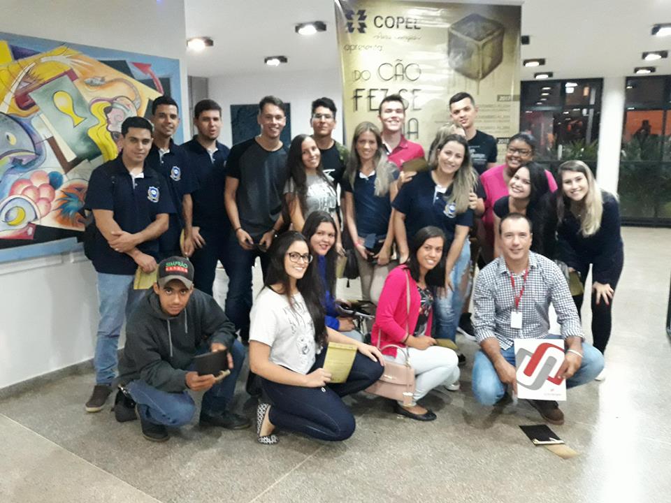 Acadêmicos de Gestão Comercial da Faculdade Unicampo prestigiaram Peça De Teatro