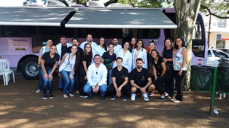 Acadêmicos da Faculdade Unicampo realizam atividades no Ônibus Lilás no centro de Campo Mourão