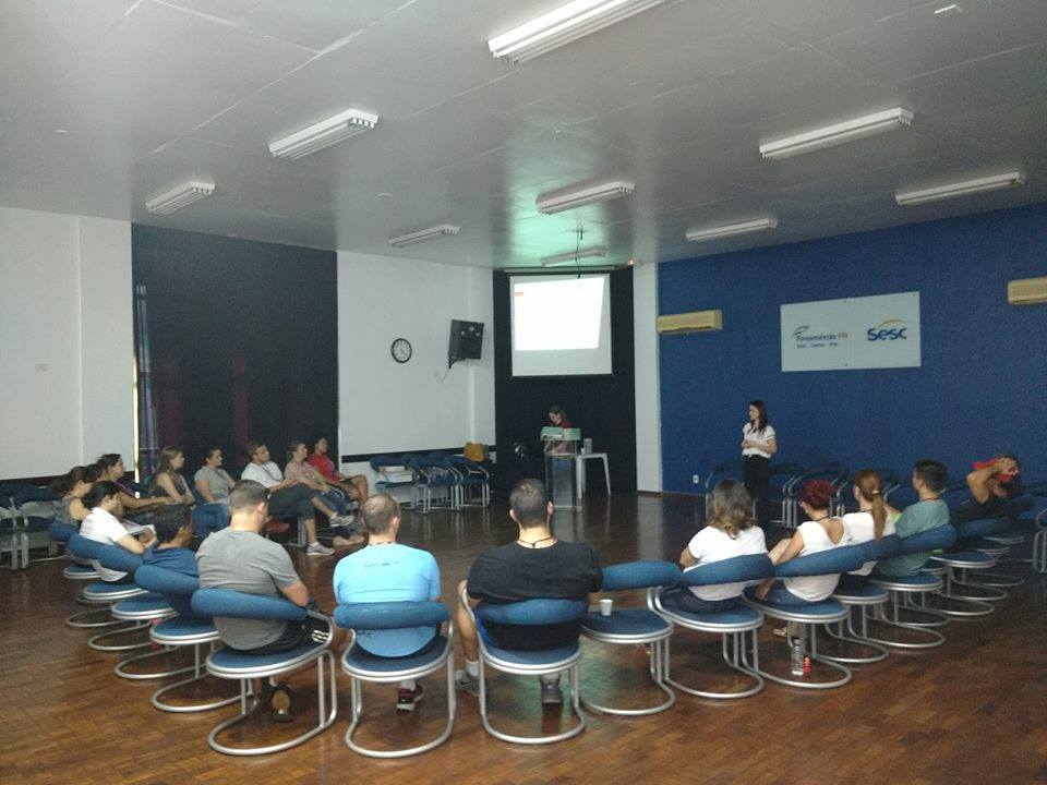 Egressa do curso de Psicologia da Unicampo ministra palestra para funcionários do Sesc