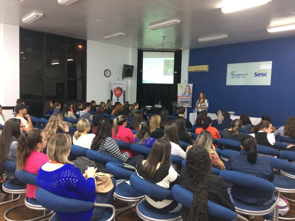 Acadêmicos e professores da Faculdade Unicampo celebram o Dia do Enfermeiro
