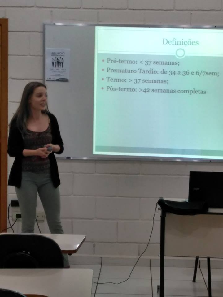 Nutricionista da Santa Casa de Campo Mourão ministra palestra para acadêmicas de Enfermagem