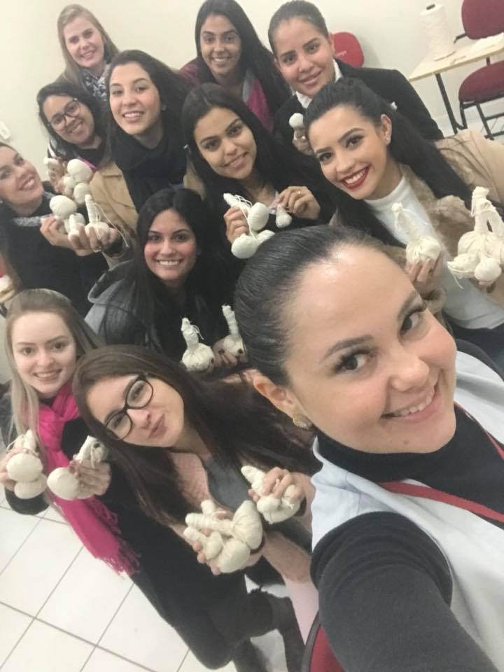 Acadêmicas de Estética da Faculdade Unicampo participam de uma aula diferenciada