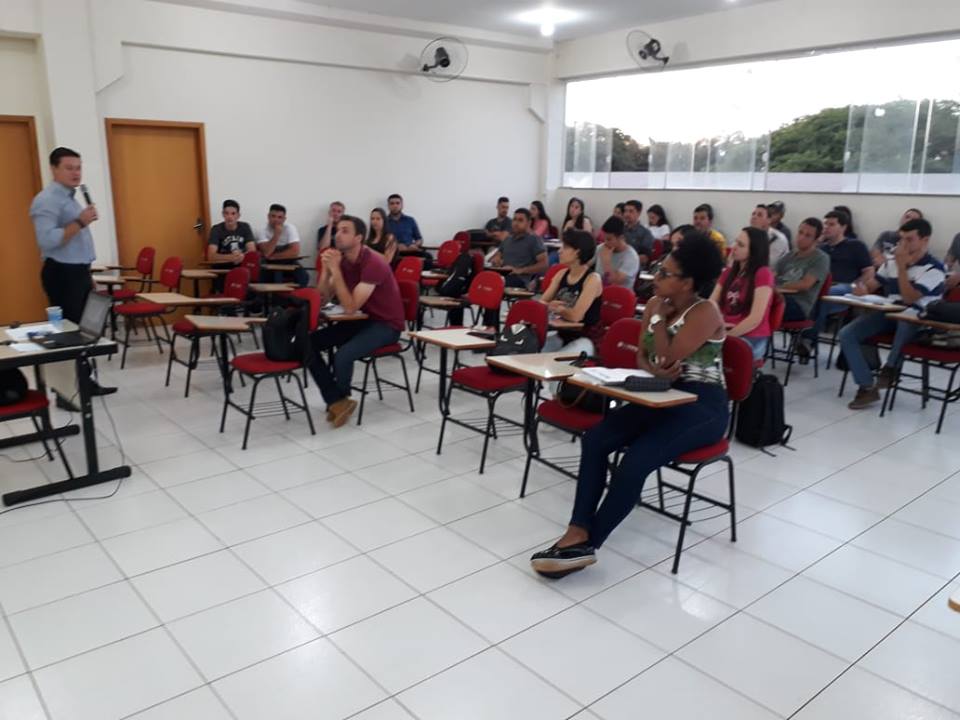 Acadêmicos dos Cursos de Gestão Comercial e Gestão de Cooperativas participam de uma palestra sobre Marketing Digital: