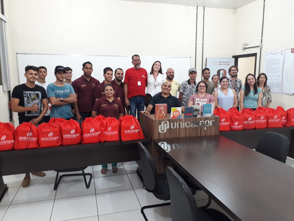 Acadêmicos de Direito da Faculdade Unicampo são contemplados com livros da Plataforma Saraiva