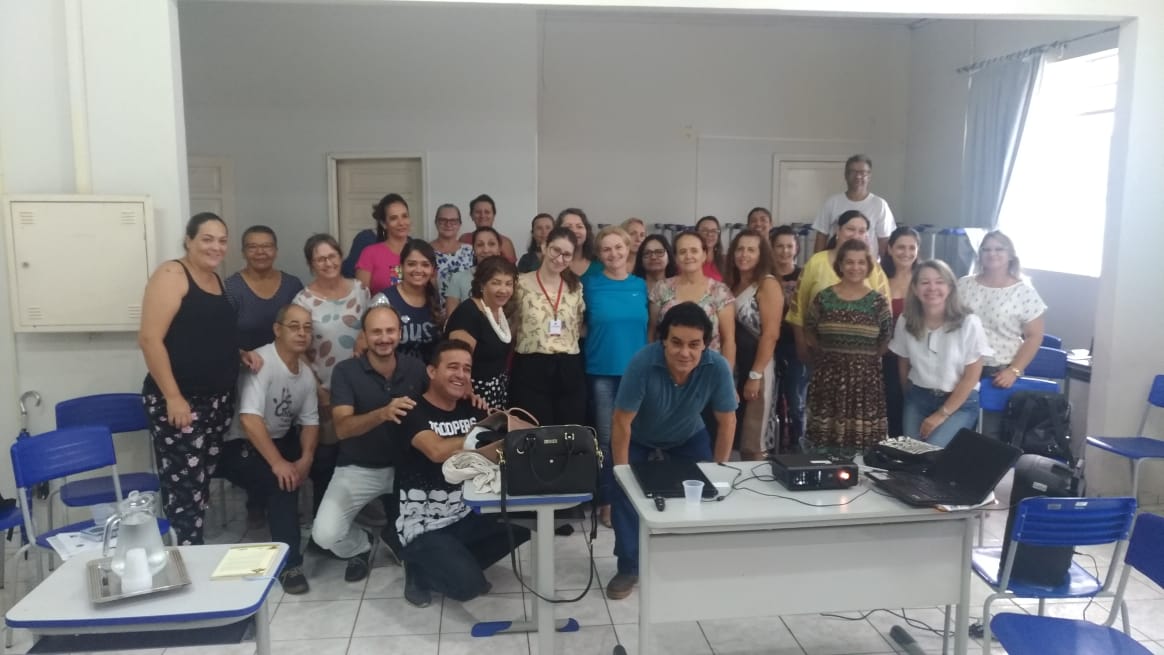 Professora de Psicologia da Faculdade Unicampo ministra palestra para professores do CEBEJCAM