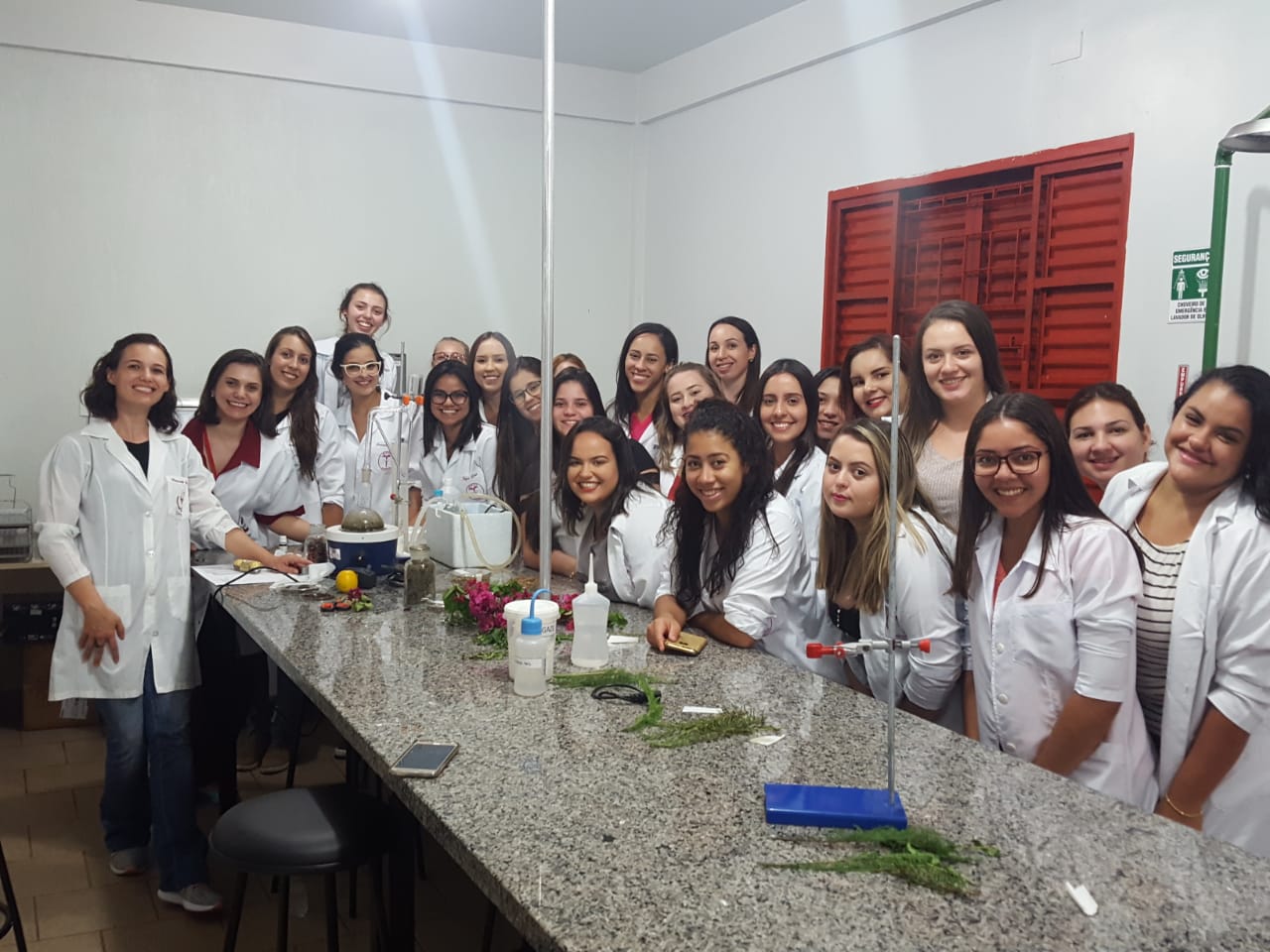 Acadêmicas de Estética participam de palestra sobre Técnicas de Extração de Óleos Essenciais	