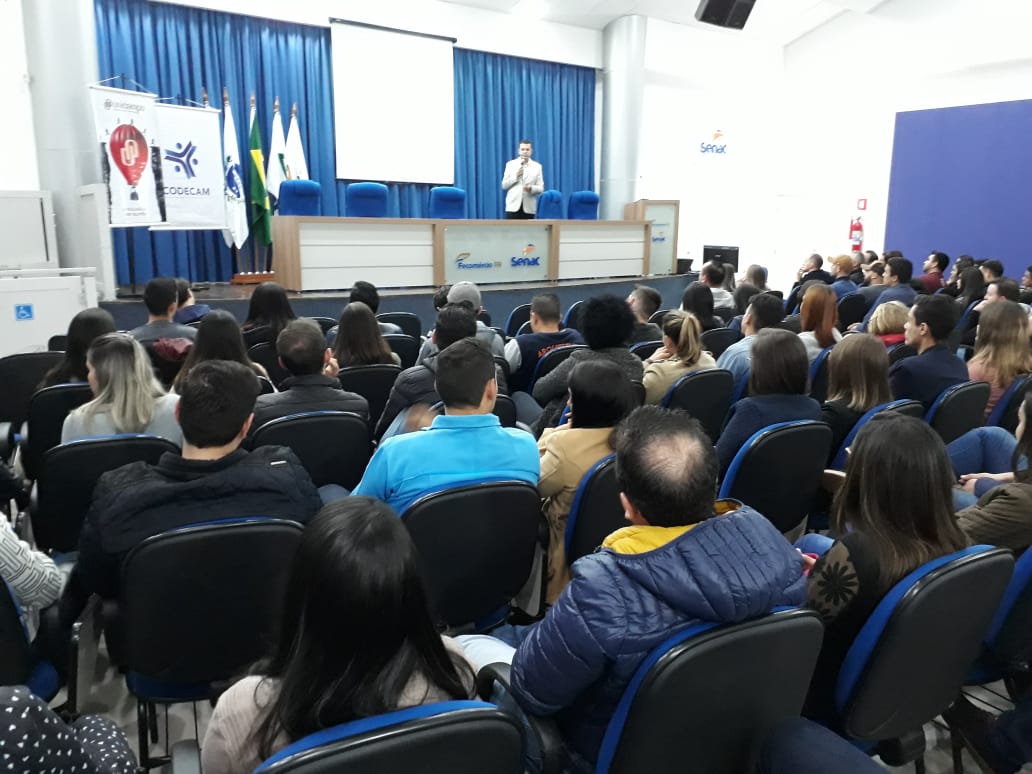 Acadêmicos dos cursos de Arquitetura, Gestão Comercial, Cooperativas e Recursos Humanos participaram da Palestra sob o tema Profissional 4.0
