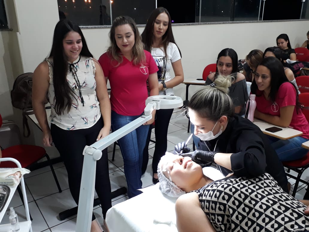 Acadêmicas de Estética participam de atividades práticas com profissionais de Campo Mourão