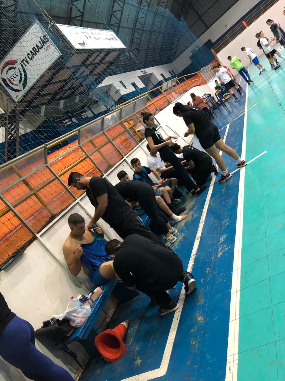 Acadêmicos de Fisioterapia da Faculdade Unicampo realizam atendimento para atletas de Handebol do Colégio ATO