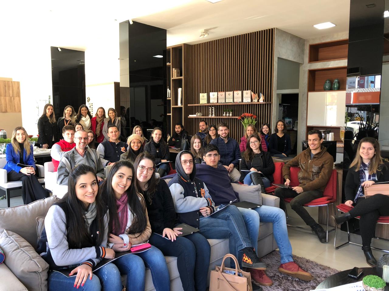 Acadêmicos de Arquitetura participam de visita técnica nas empresas Todeschini e TK Acabamentos