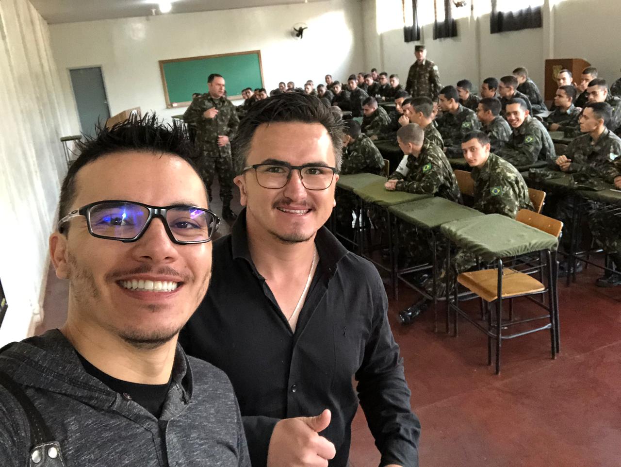 Professor e egresso de psicologia ministram palestra no Tiro de Guerra