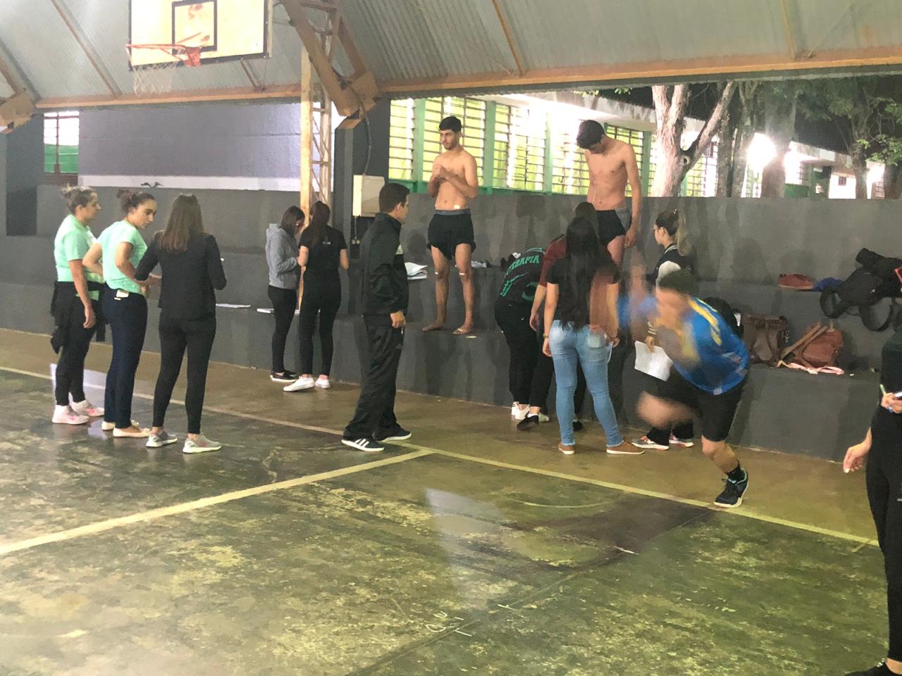 Acadêmicos de Fisioterapia da Faculdade Unicampo realizam atendimento para atletas de Handebol do Colégio ATO