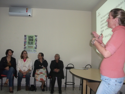 Mulheres fazem treinamento para formalizar cooperativa de artesanato