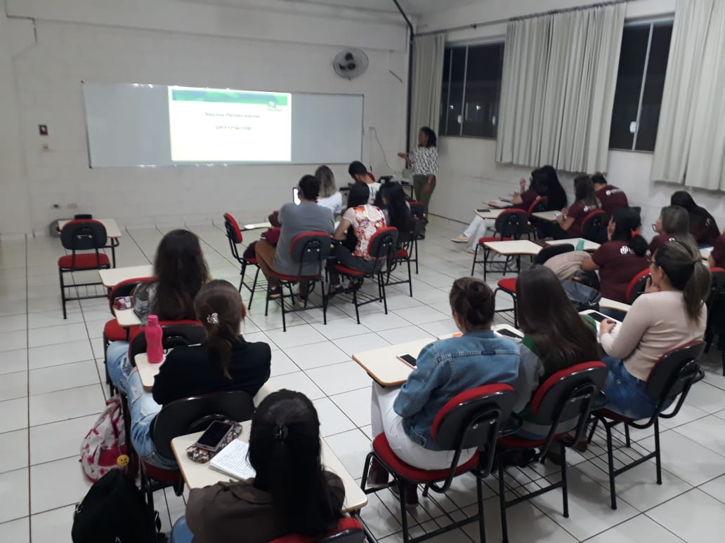 Acadêmicos de Enfermagem participam de palestra sobre “Atualização das vacinas”.