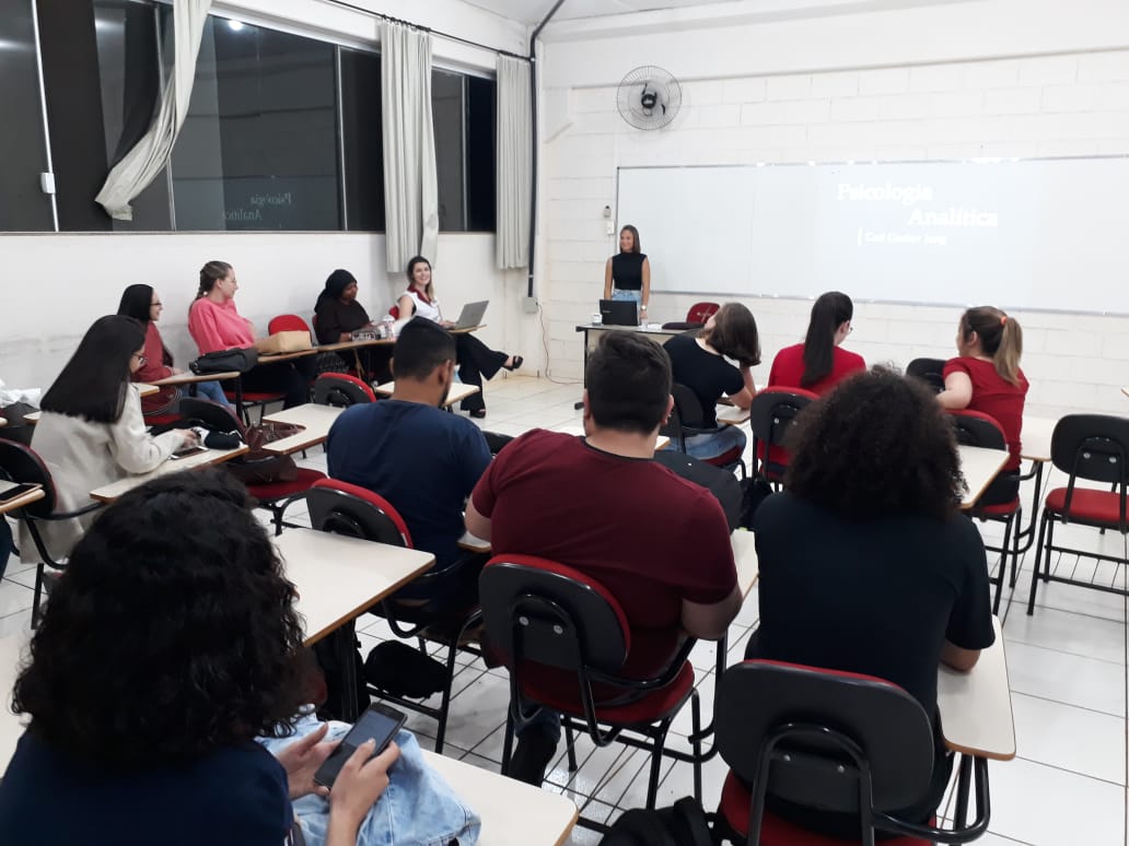 Acadêmicos de Psicologia participam de palestra sobre a teoria e a técnica junguiana