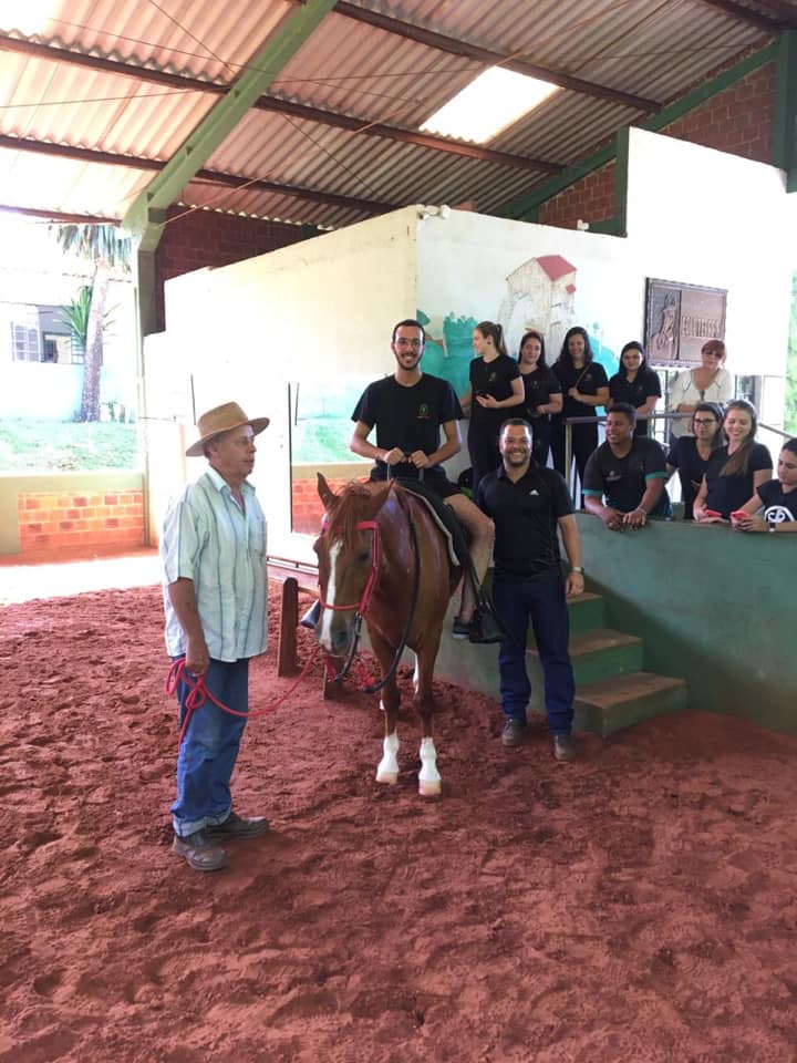 Acadêmicos de Fisioterapia da Faculdade Unicampo realizam atividade de Equoterapia na APAE Rural 