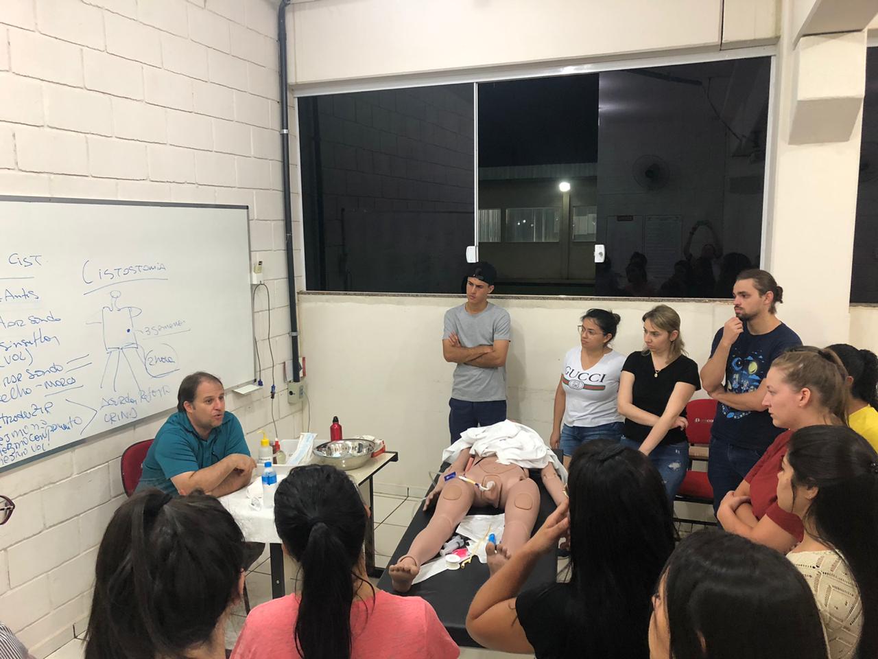 Palestra sobre Sondagem Vesical beneficia acadêmicas de Enfermagem