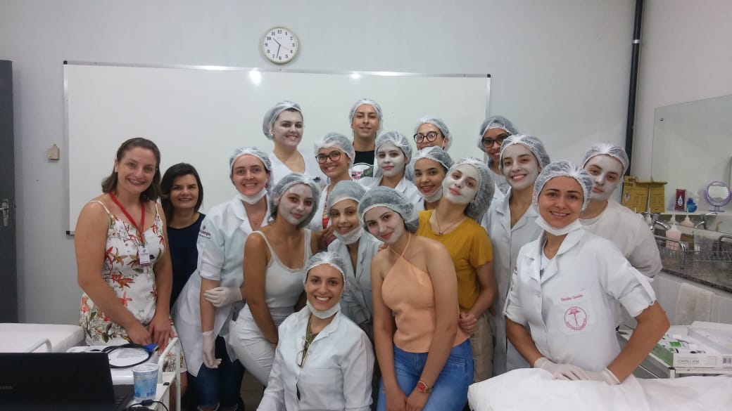 Acadêmicas de Estética da Faculdade Unicampo participam de palestra sobre “Programa de Combate a Acne”