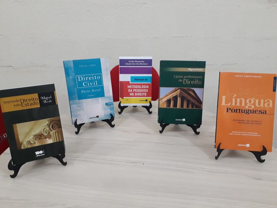 Acadêmico de Direito da Unicampo receberá um livro por disciplina durante todo o curso