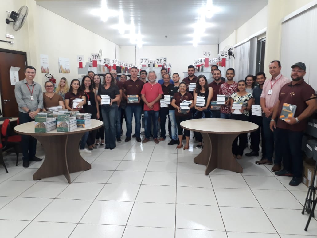 Acadêmicos de Direito da Faculdade Unicampo são contemplados com livros