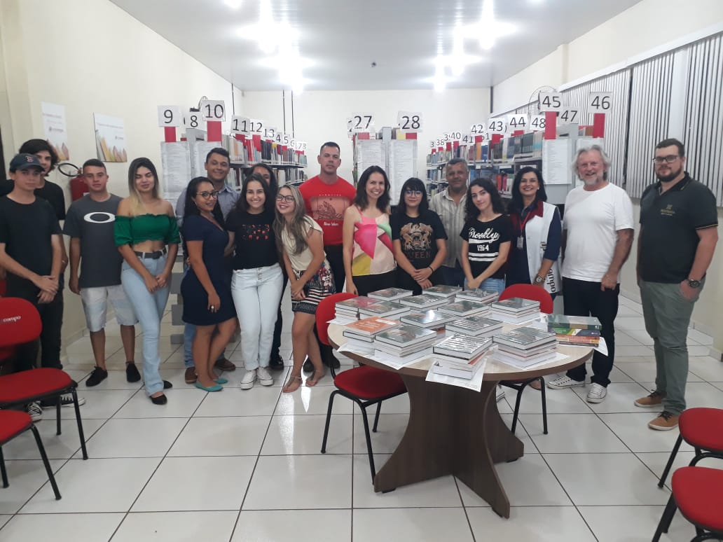 Acadêmicos do Curso de Direito Recebem Livros  