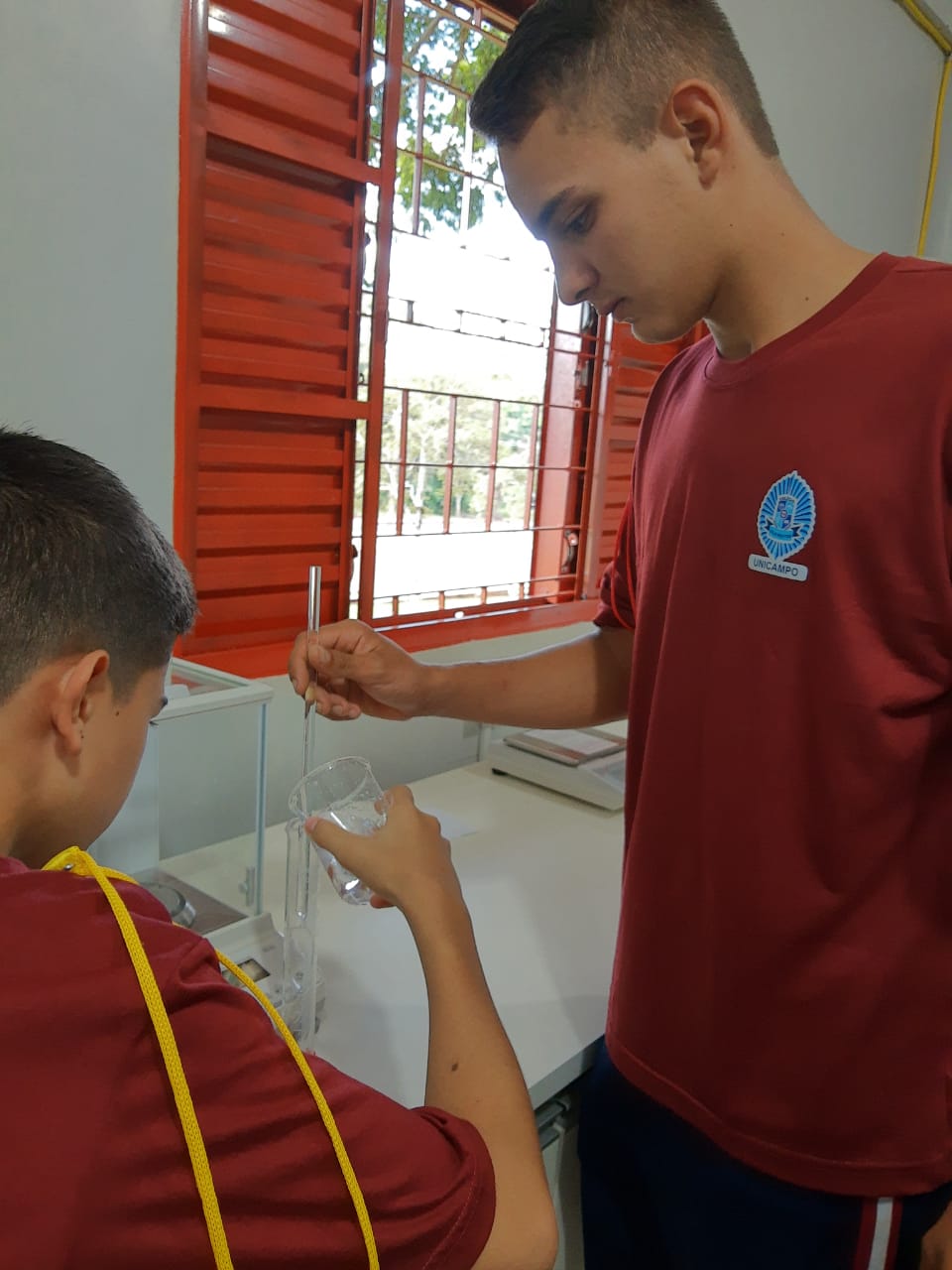 Alunos do Colégio Vila Militar Unicampo participam de aula prática de química 