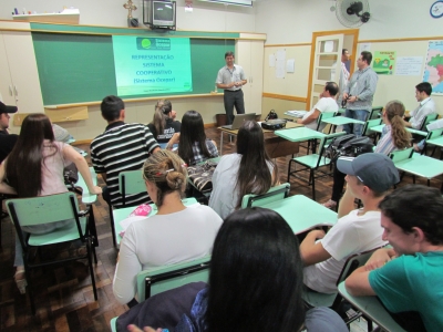 Técnicos do Sistema Ocepar ministram palestra para alunos de Gestão de Cooperativas e Comercial