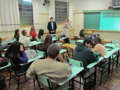 Gerente do Banco Sicredi ministra palestra para acadêmicos de Gestão de Cooperativa e Comercial