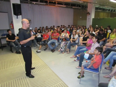 Acadêmicos de Psicologia e de Gestão Comercial da Faculdade Unicampo participam da Semana do Livro