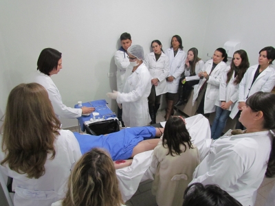 Palestra sobre procedimentos no atendimento com curativos beneficiam acadêmicos de enfermagem