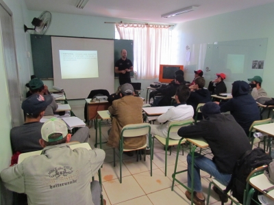 Formando de Gestão de Cooperativas ministra palestra para alunos do Colégio Agrícola