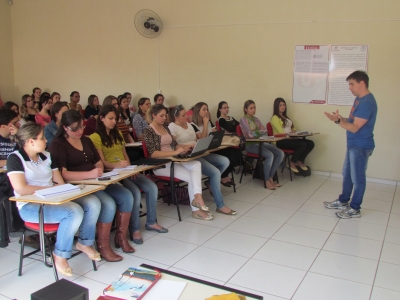 Professor doutor em filosofia de São Paulo ministrou palestra e minicurso na Jornada Acadêmica de Psicologia