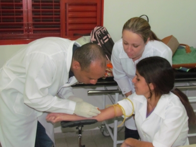 Aulas práticas sobre punção beneficiam acadêmicos de enfermagem da Faculdade Unicampo