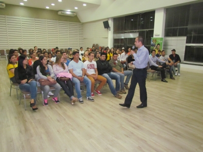 Acadêmicos de Gestão da Faculdade Unicampo participam da palestra Cuidar para Crescer
