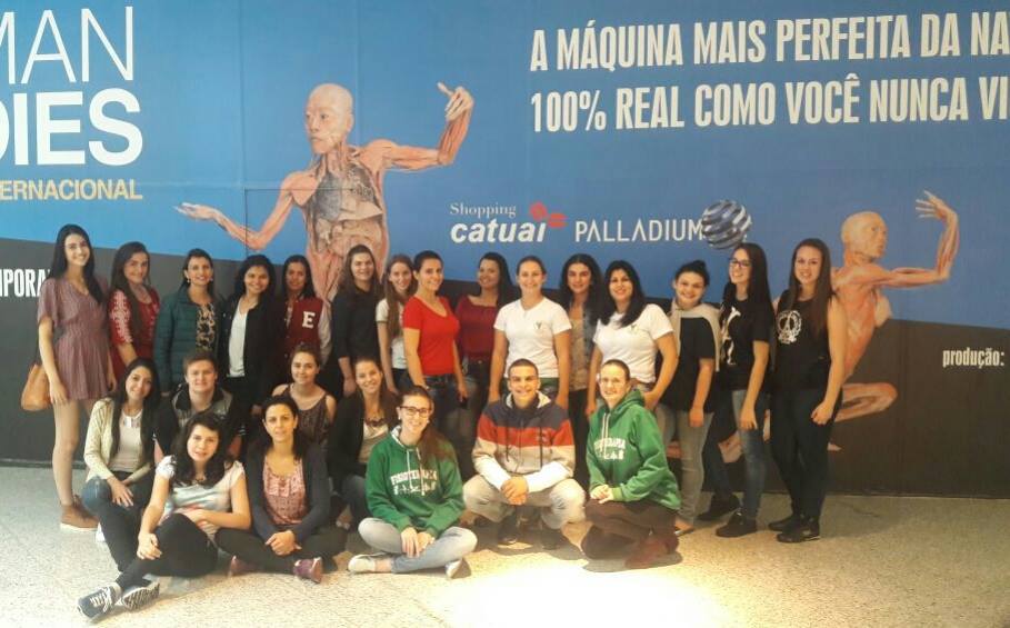 Acadêmicos de Fisioterapia e Enfermagem participam de exposição em Foz do Iguaçu