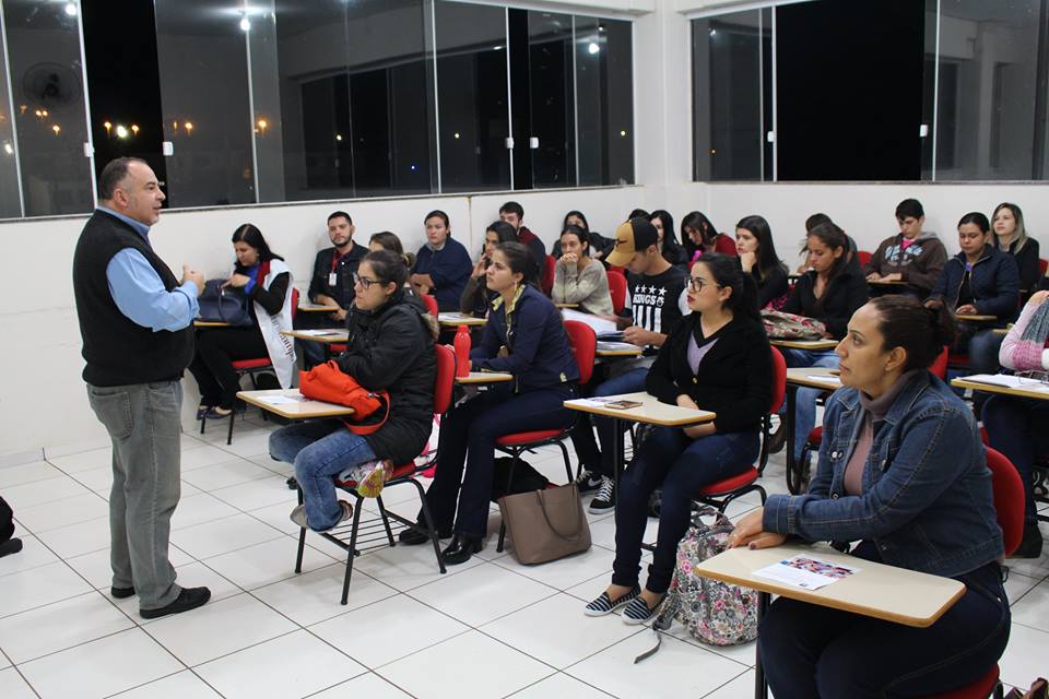 Acadêmicos de Serviço Social e Enfermagem participam de palestra sob Saúde Bucal